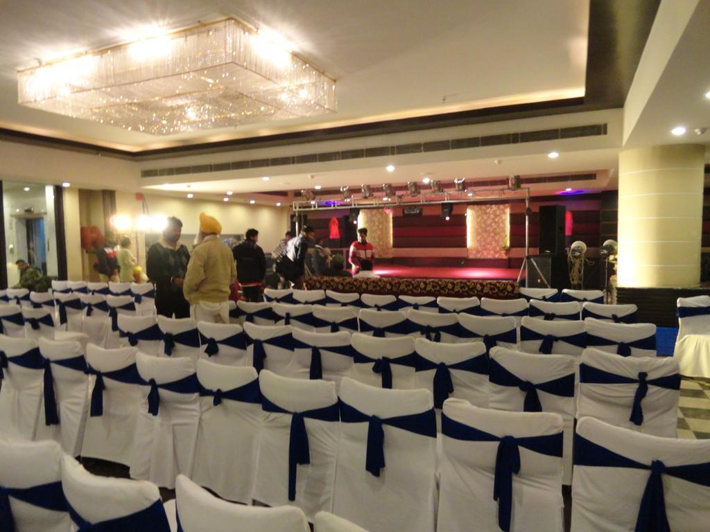 Gulmor Hotel Ludhiana Exterior photo