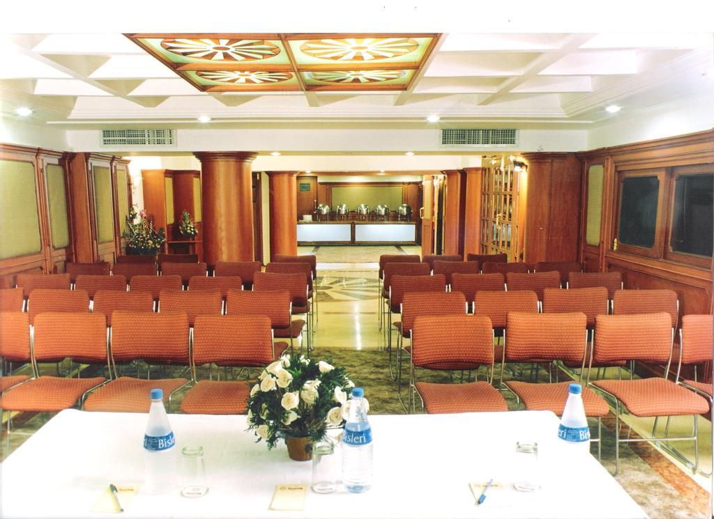 Gulmor Hotel Ludhiana Exterior photo