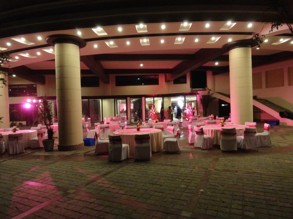 Gulmor Hotel Ludhiana Exterior photo