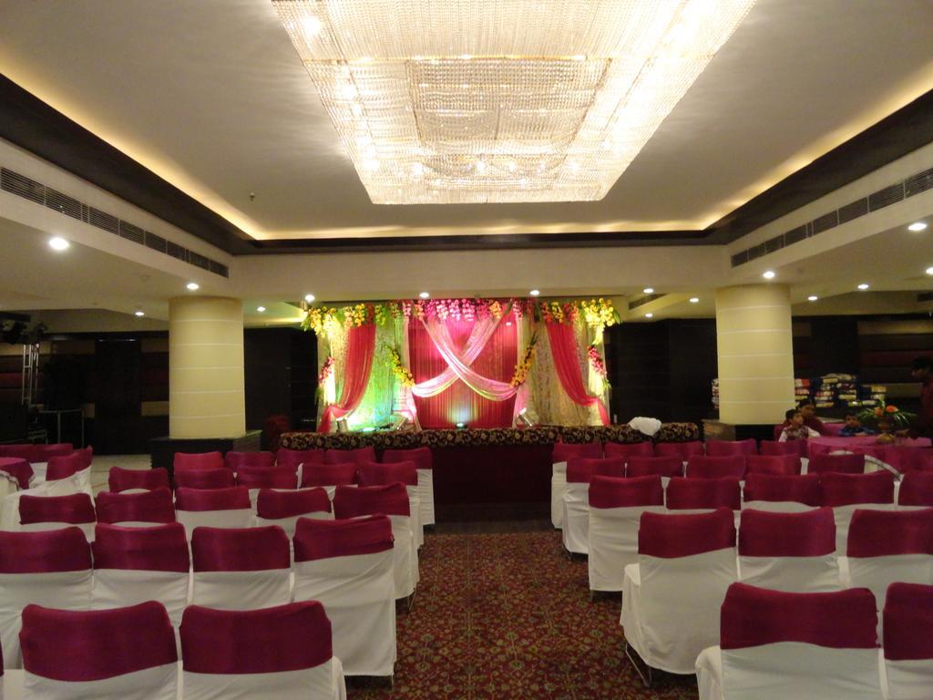Gulmor Hotel Ludhiana Exterior photo