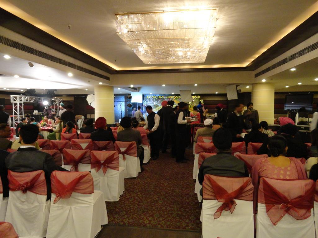 Gulmor Hotel Ludhiana Exterior photo