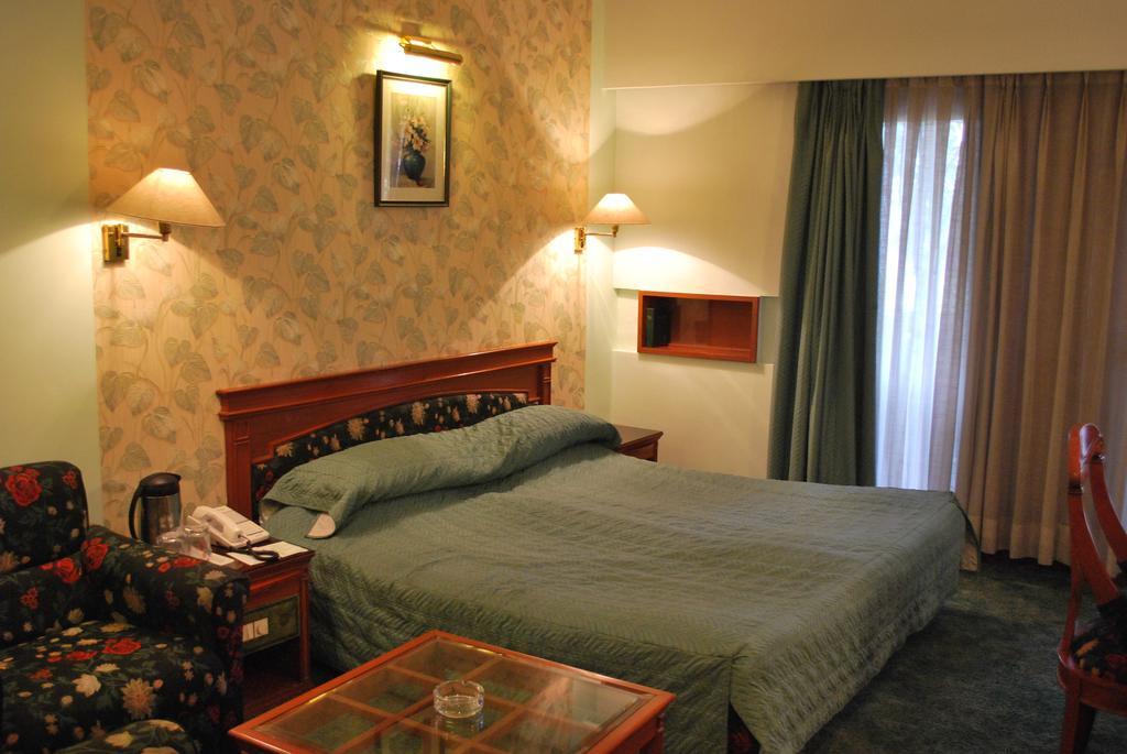 Gulmor Hotel Ludhiana Room photo